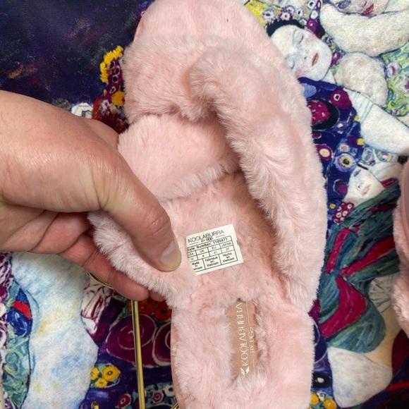 NWOT Koolaburra by UGG Pink Furry Slippers in Size 10/41 - Picture 3 of 5
